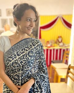 Dipannita Sharma Instagram - Ganesh Chaturthi moments at the #seths . A yearly tradition that we look forward to ! 
Thank you guys for the love & the most amazing food always . Kiran aunty , Seth uncle , @shru2kill , @dontpanic79 @therishabseth … ♥️

So good to see you @simplekaul & thank you for the solos ♥️

 #ganeshchaturthi #ganeshmahotsav #tradition #sareelove