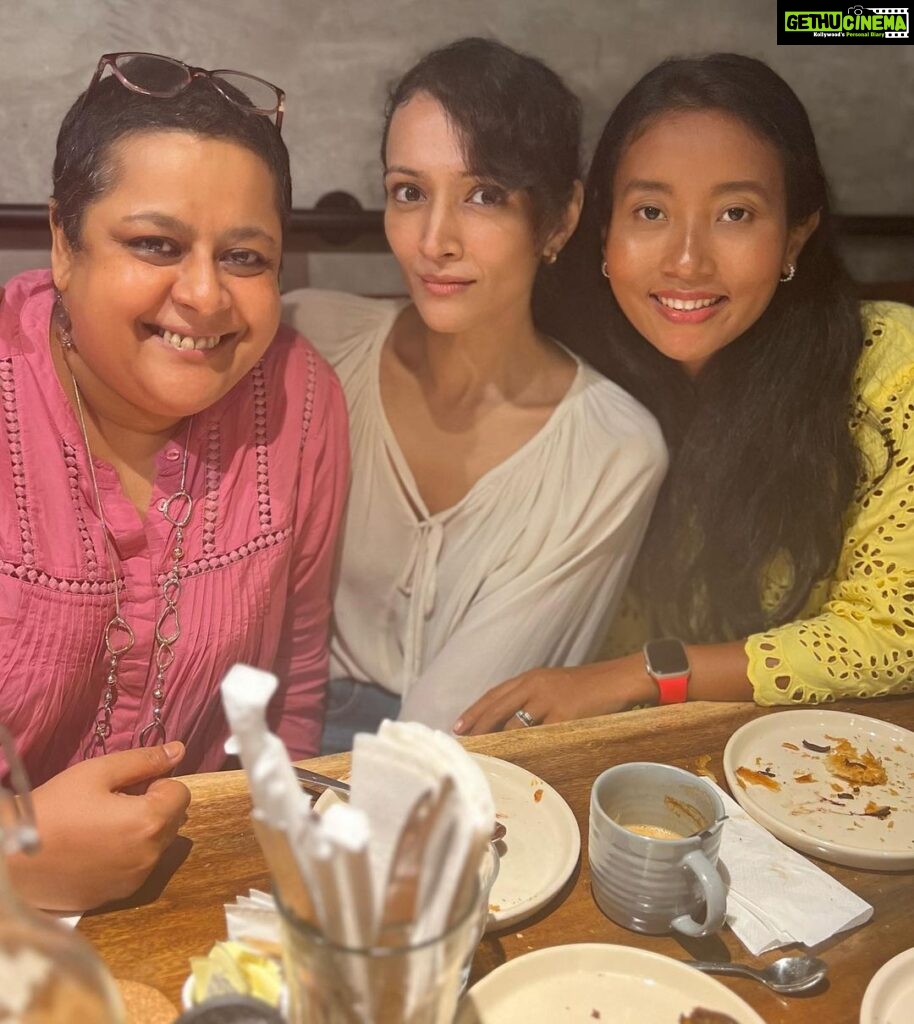 Dipannita Sharma Instagram - Stuffing ourselves & talking over each other kinda catch ups 😁♥ the best !!! Warmth & love all around … @ankita_earthy @brainuse @milindrunning @shishiradmane Missed you @dilsheratwal P.S - when we meet we meet in succession otherwise we don’t meet at all hahaha. Here’s to meeting sooner this time . #catchups #weekends #afternoons