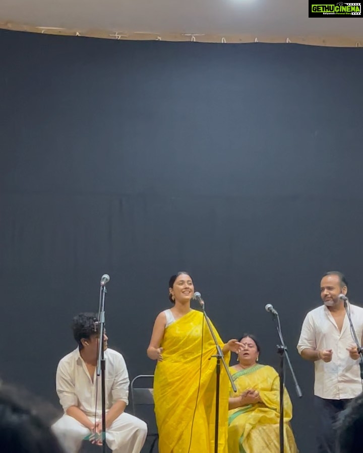 Dipannita Sharma Instagram - A mesmerising musical evening . So glad I could make it for this unmissable event called #yayavar … please swipe left to discover some amazingly remarkable talents. Couldn’t believe this was their first show ! @kavipandit you are exceptional ( & thank you for making me a part of your very first show ) . I wish you many many more . All the success & all the happiness . What a team , each one of them unique , fabulous . Here’s to all of you … it was an evening that fed the soul . Thank you all ✨ @raginipratap @amrita.bagchi @samchandel @hi5ankit @tamalpandey Outfit : traditional Assamese #MekhelaSador mixnmatch from my wardrobe #Mumbaievening #foodforsoul