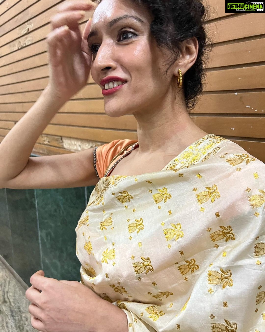 Dipannita Sharma Instagram - A mesmerising musical evening . So glad I could make it for this unmissable event called #yayavar … please swipe left to discover some amazingly remarkable talents. Couldn’t believe this was their first show ! @kavipandit you are exceptional ( & thank you for making me a part of your very first show ) . I wish you many many more . All the success & all the happiness . What a team , each one of them unique , fabulous . Here’s to all of you … it was an evening that fed the soul . Thank you all ✨ @raginipratap @amrita.bagchi @samchandel @hi5ankit @tamalpandey Outfit : traditional Assamese #MekhelaSador mixnmatch from my wardrobe #Mumbaievening #foodforsoul