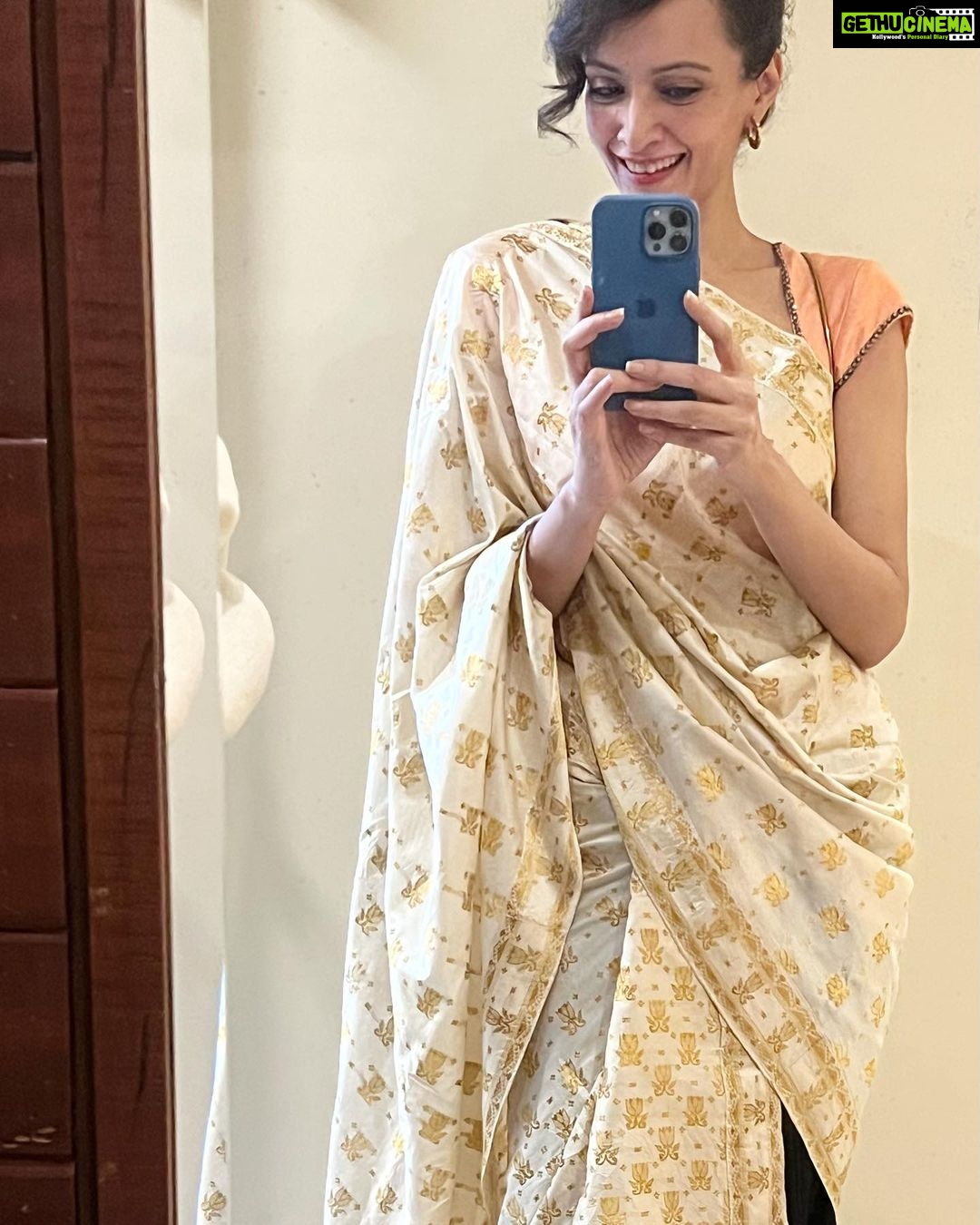Dipannita Sharma Instagram - A mesmerising musical evening . So glad I could make it for this unmissable event called #yayavar … please swipe left to discover some amazingly remarkable talents. Couldn’t believe this was their first show ! @kavipandit you are exceptional ( & thank you for making me a part of your very first show ) . I wish you many many more . All the success & all the happiness . What a team , each one of them unique , fabulous . Here’s to all of you … it was an evening that fed the soul . Thank you all ✨ @raginipratap @amrita.bagchi @samchandel @hi5ankit @tamalpandey Outfit : traditional Assamese #MekhelaSador mixnmatch from my wardrobe #Mumbaievening #foodforsoul