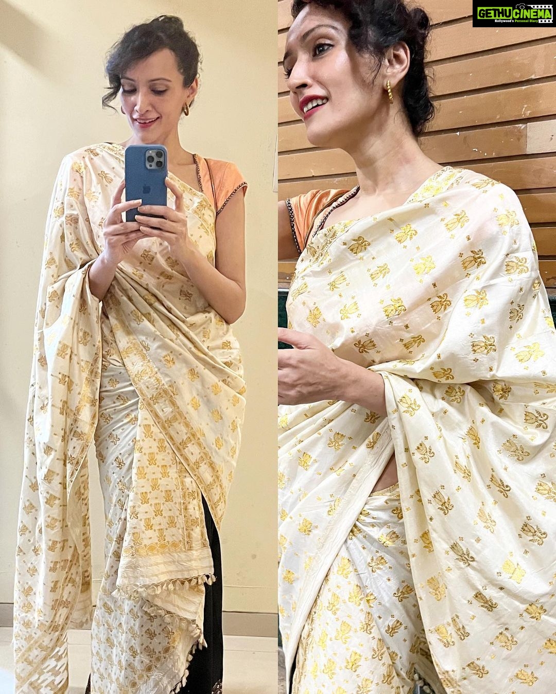 Dipannita Sharma Instagram - A mesmerising musical evening . So glad I could make it for this unmissable event called #yayavar … please swipe left to discover some amazingly remarkable talents. Couldn’t believe this was their first show ! @kavipandit you are exceptional ( & thank you for making me a part of your very first show ) . I wish you many many more . All the success & all the happiness . What a team , each one of them unique , fabulous . Here’s to all of you … it was an evening that fed the soul . Thank you all ✨ @raginipratap @amrita.bagchi @samchandel @hi5ankit @tamalpandey Outfit : traditional Assamese #MekhelaSador mixnmatch from my wardrobe #Mumbaievening #foodforsoul