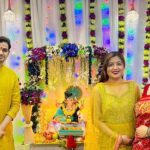Dipika Chikhlia Instagram - गणपति दर्शन के लिए हमारे घर पर दीपिका चीखलिया (हमारी सीता जी )और राइटर डायरेक्टर धीरज मिश्रा जी 😊 Mumbai, Maharashtra