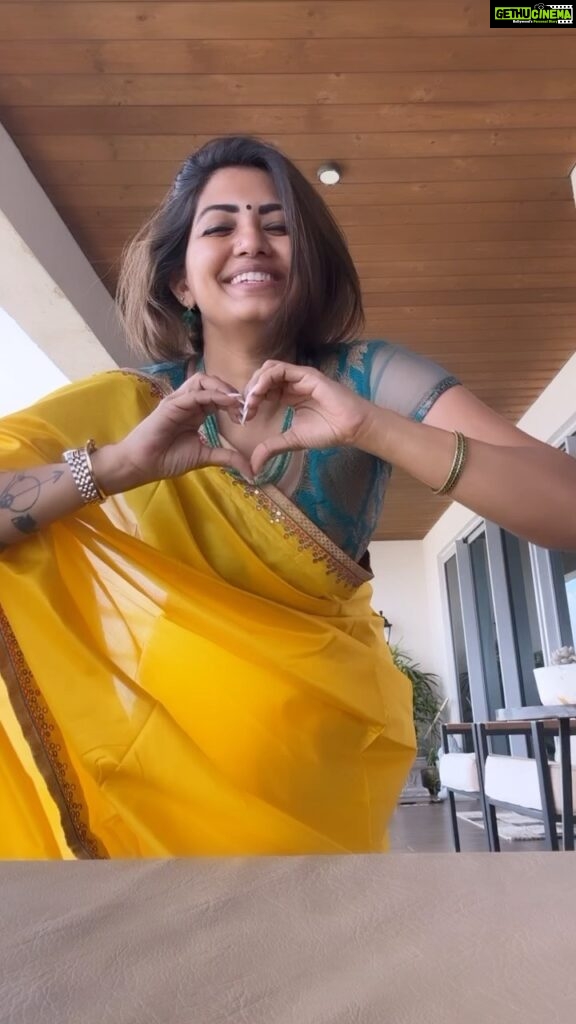 Disha Madan Instagram - 🌻 My gorgeous saree is fully custom made! ✨ Yellow silk fabric was purchased separately by my mom & given to our tailor for intricate mirror work all over the border of the saree! My blouse stitched by Bhuvi Kilpady! #DancingWithMyJhula #SixYards