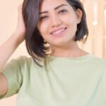 Disha Madan Instagram - #AD With Navratri here✨, I amped up my look with a hair makeover all by myself💁🏻! and when my family saw my look their reactions were crazy🤯....check it out! Ps:- Special thanks to Garnier’s Virtual Try-On Tool for helping me find the perfect shade for myself✅ Hair colour courtesy: @garnierindia Shade: 5.32 Caramel brown #Collab #ColorfulReactions #GetReadyWithGarnier
