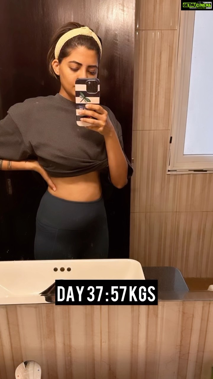 Disha Madan Instagram - I put my heart & soul into the #37dayschallenge 🙏🏻 Lost 4kgs and I feel on top of the world! ✨ As a dancer, I’ve always tried to be as fit as I could be but after my babies, it’s been a while since I’ve danced. And after my daughter turned one, I wasn’t in love with my body. Put a lot of pressure on myself and thought I could never go back to how my body was pre-pregnancy. I finally decided to do something about it and signed up for the challenge! Getting fit isn’t easy, it was my first time in the gym, my first time lifting weights but that only empowered me to keep going so I could get to my goal ♥️ Thank you for keeping me on track! @yashodhanshukla @fitnesstalks_with_pranit ✨