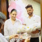 Disha Parmar Instagram - 23rd sept 2023 will be the most special day in our lives! Couldn’t have asked for a better birthday when the wife and baby came home 👶👶😇😇 Is saal Ganesh Chaturthi mein hamare ghar Laxmi ji aayi hain .. 🙏🏼🙏🏼 दादा दादी और बुआ ने घर मे आरती करके स्वागत किया.. Thanks to @scribbleandpop_events for this super cute decor at home. Thanks @morjariavishal for being there. Shot by @iam_rajinamdar