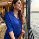 Disha Parmar Instagram - पिघले नीलम-सा बहता हुआ ये समाँ, नीली-नीली सी ख़ामोशियाँ .. 💙