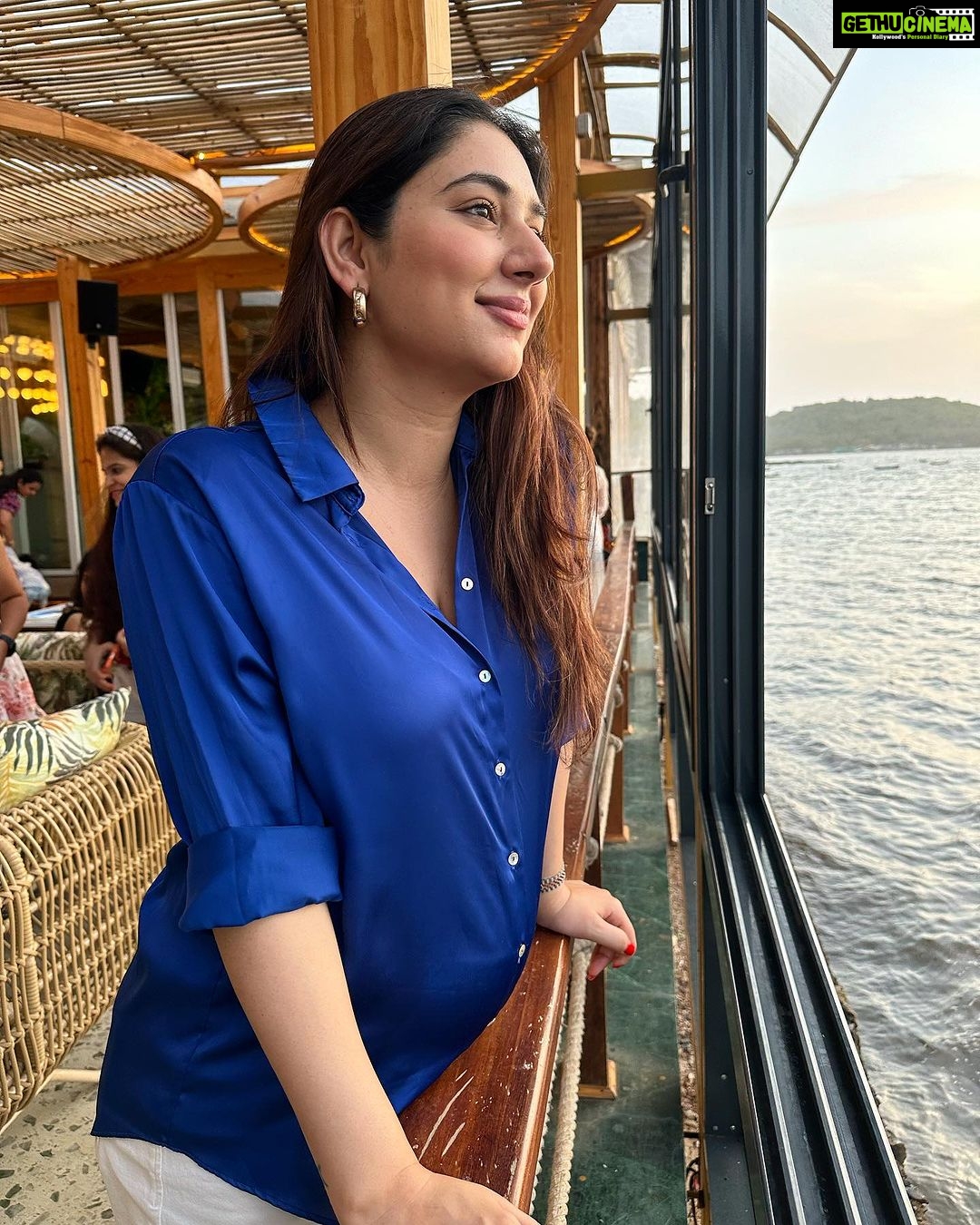 Disha Parmar Instagram - पिघले नीलम-सा बहता हुआ ये समाँ, नीली-नीली सी ख़ामोशियाँ .. 💙