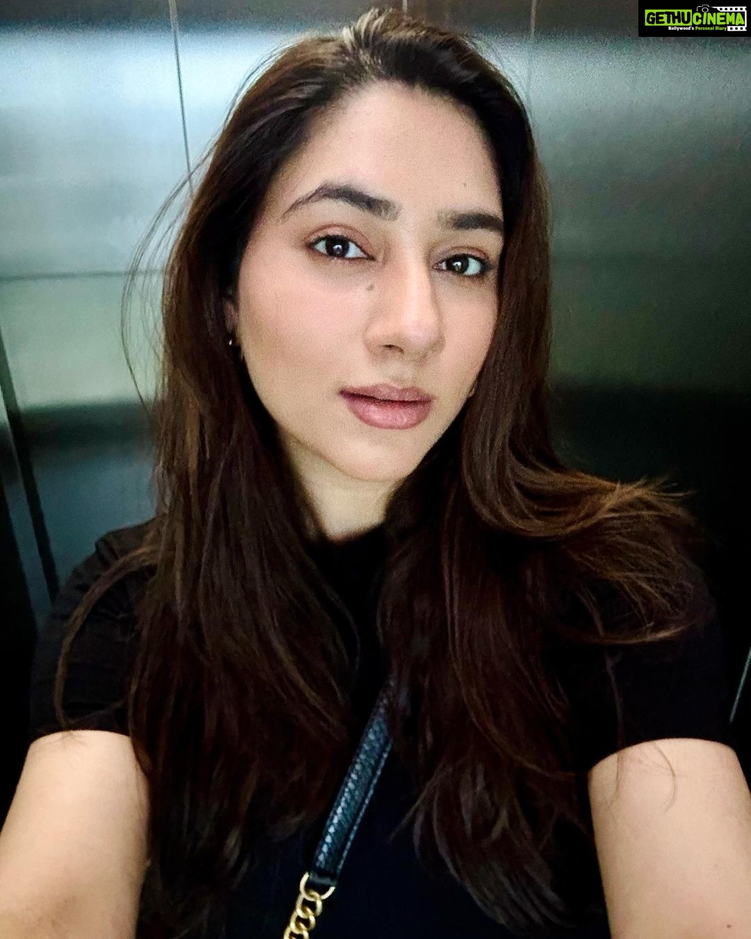 Disha Parmar Instagram - When boredom hits.. you 📸 #GrowingAndGlowing