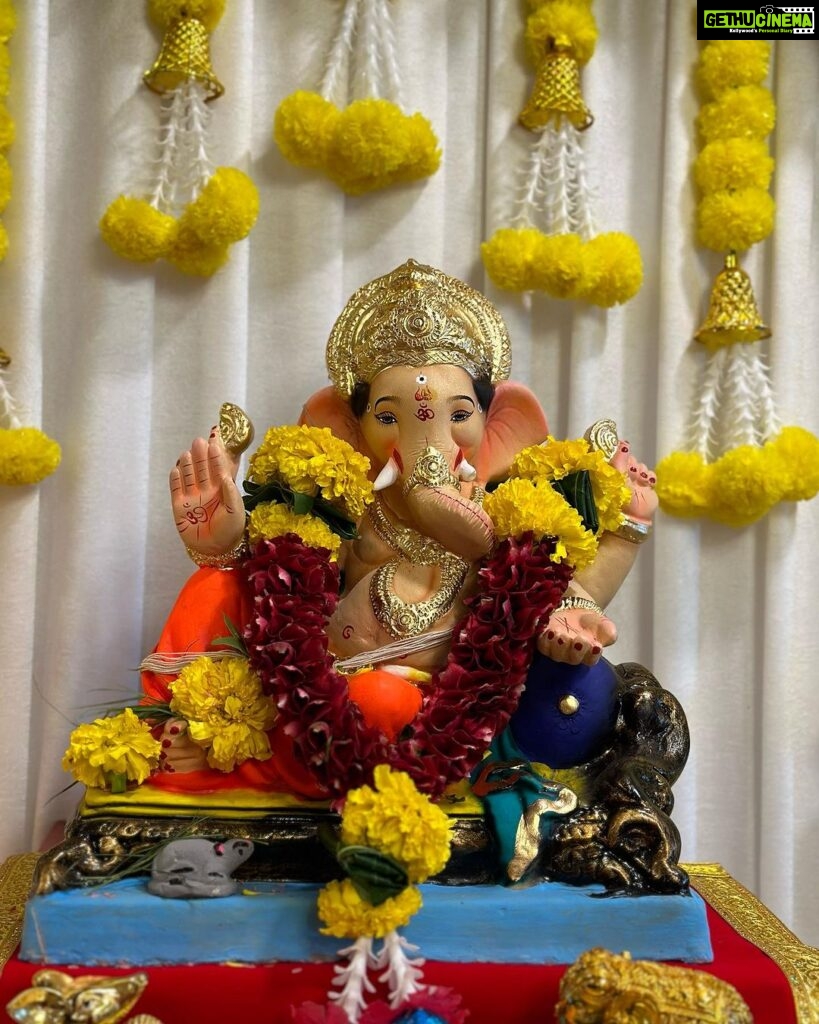 Disha Parmar Instagram - गणपति बप्पा मोरया, मंगल मूर्ति मोरया 🙏🏻🌺