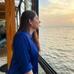 Disha Parmar Instagram - पिघले नीलम-सा बहता हुआ ये समाँ, नीली-नीली सी ख़ामोशियाँ .. 💙