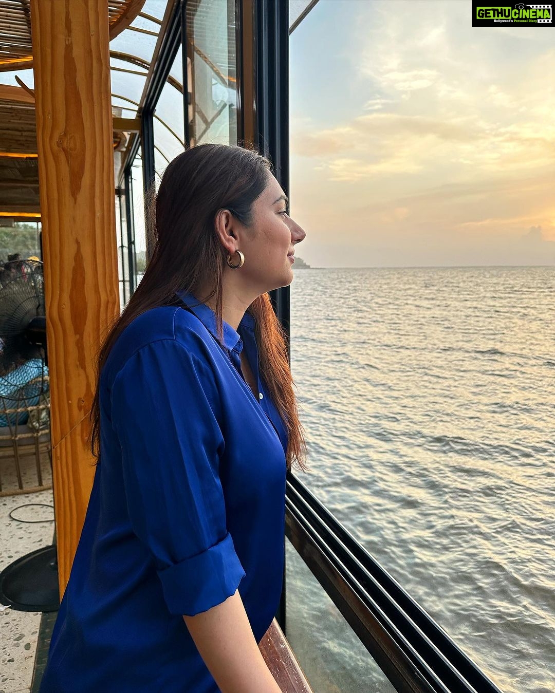 Disha Parmar Instagram - पिघले नीलम-सा बहता हुआ ये समाँ, नीली-नीली सी ख़ामोशियाँ .. 💙