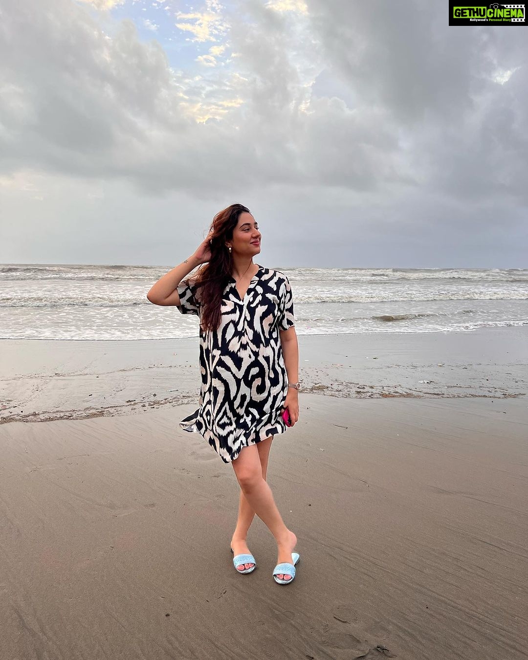 Disha Parmar Instagram - Mausam! 🏝️☺️😻 Goa