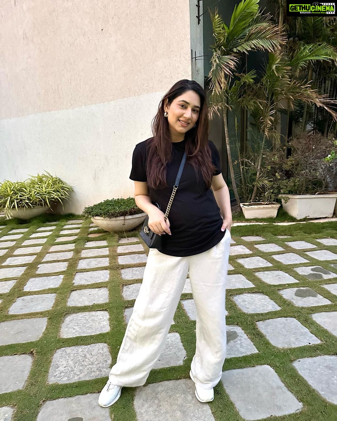 Disha Parmar Instagram - When boredom hits.. you 📸 #GrowingAndGlowing