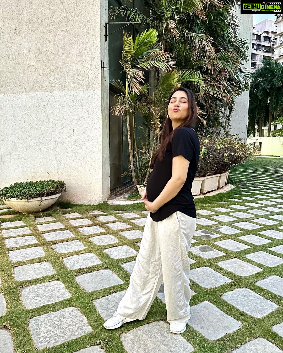 Disha Parmar Instagram - When boredom hits.. you 📸 #GrowingAndGlowing