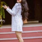 Divya Uruduga Instagram - Talk to me in songs!💌 Bag : @alankrit.in 👜 📸: @pkstudiophotography #divyauruduga #divyau #du #D #uruduga #DU #DUvians #thirthahalli #d #shivamoga #kpdu #arviya #arviyans #arya #preetiirali #live #love #laugh #peace #positivity #🧿 💛🖤