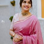 Divya Uruduga Instagram - Happy Varamahalakshmi Habba !🥳♥️🤗 Jewellery: @velvetboxby 😀 📸: @pkstudiophotography 😎 💛🖤 #divyauruduga #divyau #du #D #uruduga #DU #DUvians #thirthahalli #d #shivamoga #kpdu #arviya #arviyans #arya #preetiirali #live #love #laugh #peace #positivity #🧿