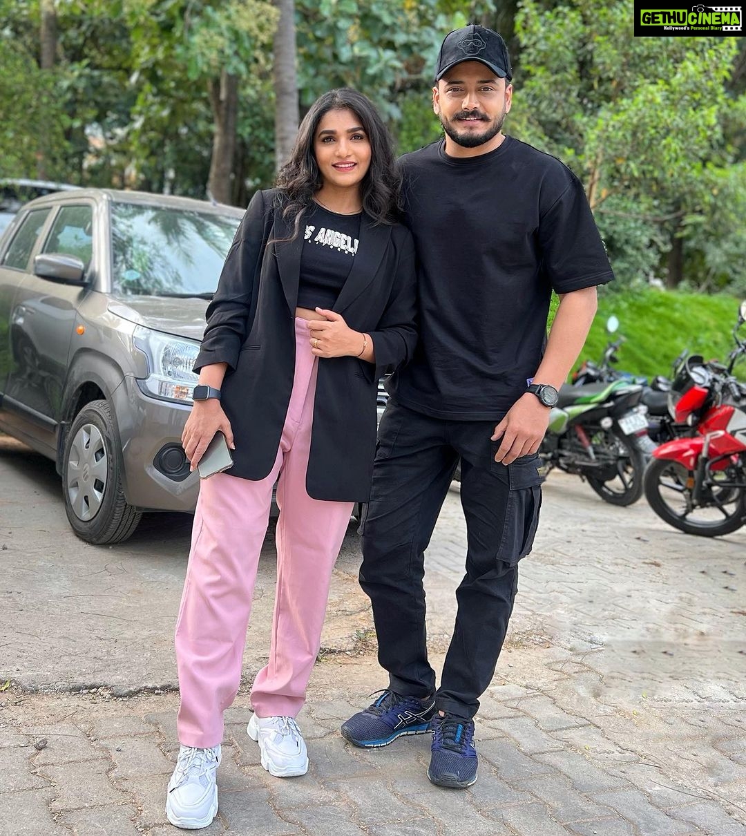 Divya Uruduga - 235.1K Likes - 🎀🧢
🖤💛
MUP: @mandhara_gowda_artistry ❤️
Outfit: @maya_designer_studio_ @zara
Styling: @maya_designer_studio_ ❤️
#divyauruduga #divyau #du #D #uruduga #DU #DUvians #thirthahalli #d #shivamoga #kpdu #arviya #arviyans #arya #preetiirali #live #love #laugh #peace #positivity #🧿