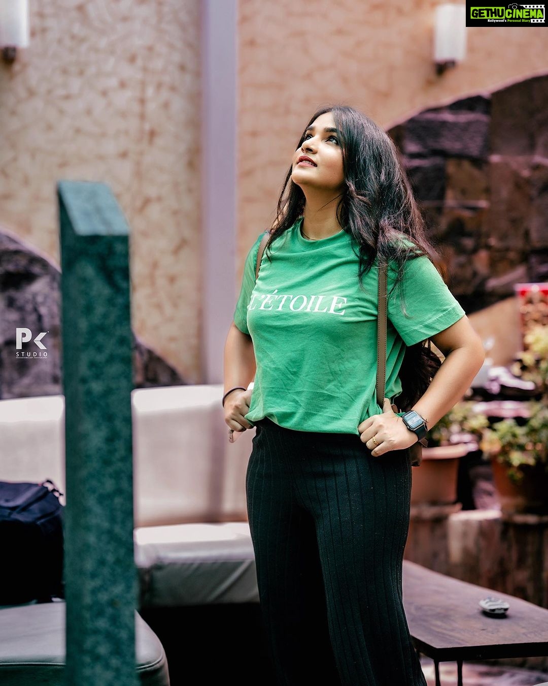 Divya Uruduga Instagram - Your clothes doesnโt have to shine when your smile can!โจ ๐๐ค ๐ธ: @pkstudiophotography ๐ #divyauruduga #divyau #du #D #uruduga #DU #DUvians #thirthahalli #d #shivamoga #kpdu #arviya #arviyans #arya #preetiirali #live #love #laugh #peace #positivity #๐งฟ
