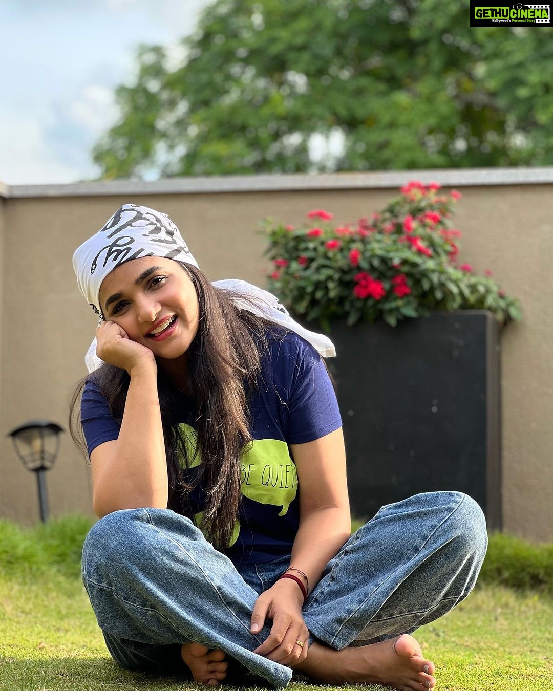 Divya Uruduga Instagram - I believe that when you put a smile out there, you get a smile back! 😀 Did I get one back now? 😬 💛🖤 📸: @shabarish_valmiki 😎 #divyauruduga #divyau #du #D #uruduga #DU #DUvians #thirthahalli #d #shivamoga #kpdu #arviya #arviyans #arya #preetiirali #live #love #laugh #peace #positivity #🧿