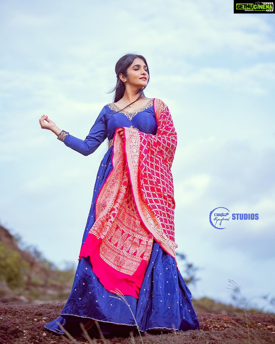 Divya Uruduga Instagram - We all wear scars! And finding someone who makes your scar feel beautiful are rare💕Treasure them!♥️ 👗: @pixie_yard_couture_studio 🫶🏻 📸: @raghavstudios 😎 💛🖤 #divyauruduga #divyau #du #D #uruduga #DU #DUvians #thirthahalli #d #shivamoga #kpdu #arviya #arviyans #arya #preetiirali #live #love #laugh #peace #positivity #🧿