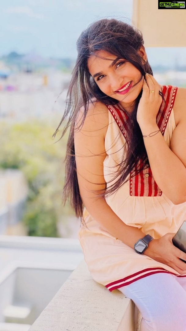 Divya Uruduga Instagram - She loves the wind on her face!💁🏻♀️♥️ 💛🖤 📸: @darshan_uruduga 🐿 #divyauruduga #divyau #du #D #uruduga #DU #DUvians #thirthahalli #d #shivamoga #kpdu #arviya #arviyans #arya #preetiirali #live #love #laugh #peace #positivity #🧿