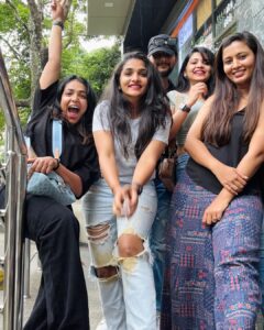 Divya Uruduga Instagram - And finally Suuuuu cuts her Long due Birthday cake😝🥳💃
My Amazing people @anupamagowda @amulya_gowdaa_official @neharamakrishna @rakesh_freespirit 

Ps:  soupified!! Please appreciate @rakesh_freespirit ‘s contribution in spilling a bowl full of soup on my pant and shoes! 🙄👏👏

💛🖤

#divyauruduga #divyau #du #D #uruduga #DU  #DUvians  #thirthahalli #d #shivamoga #kpdu  #arviya #arviyans #arya #preetiirali #live #love #laugh  #peace #positivity #🧿