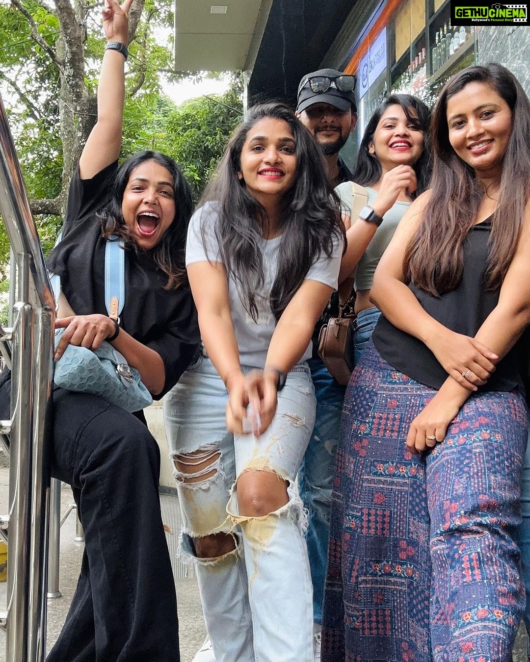 Divya Uruduga - 223.8K Likes - And finally Suuuuu cuts her Long due Birthday cake😝🥳💃
My Amazing people @anupamagowda @amulya_gowdaa_official @neharamakrishna @rakesh_freespirit
Ps: soupified!! Please appreciate @rakesh_freespirit ‘s contribution in spilling a bowl full of soup on my pant and shoes! 🙄👏👏
💛🖤
#divyauruduga #divyau #du #D #uruduga #DU #DUvians #thirthahalli #d #shivamoga #kpdu #arviya #arviyans #arya #preetiirali #live #love #laugh #peace #positivity #🧿