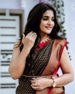 Divya Uruduga Instagram - How we choose to see this world will decide our entire lives!! 

💛🖤

📸: @pkstudiophotography @d_ee_kshi 🥳

#divyauruduga #divyau #du #D #arviyans #arviya