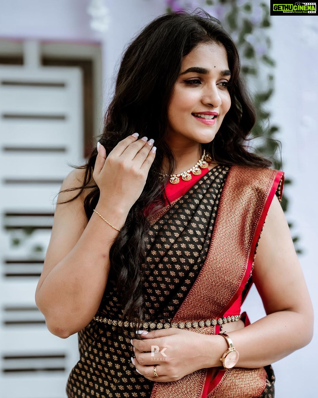 Divya Uruduga - 168.5K Likes - How we choose to see this world will decide our entire lives!!
💛🖤
📸: @pkstudiophotography @d_ee_kshi 🥳
#divyauruduga #divyau #du #D #arviyans #arviya
