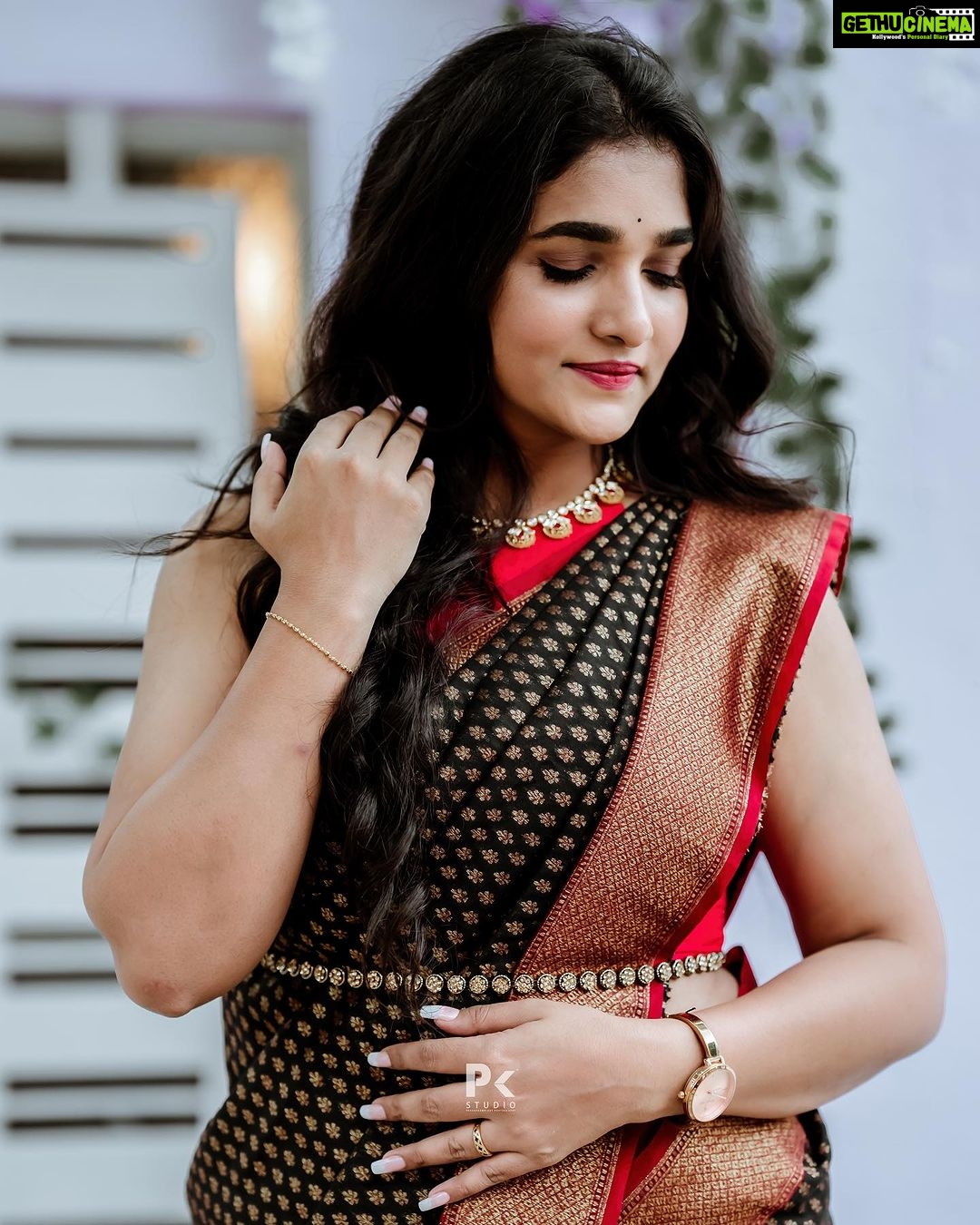 Divya Uruduga - 168.5K Likes - How we choose to see this world will decide our entire lives!!
💛🖤
📸: @pkstudiophotography @d_ee_kshi 🥳
#divyauruduga #divyau #du #D #arviyans #arviya