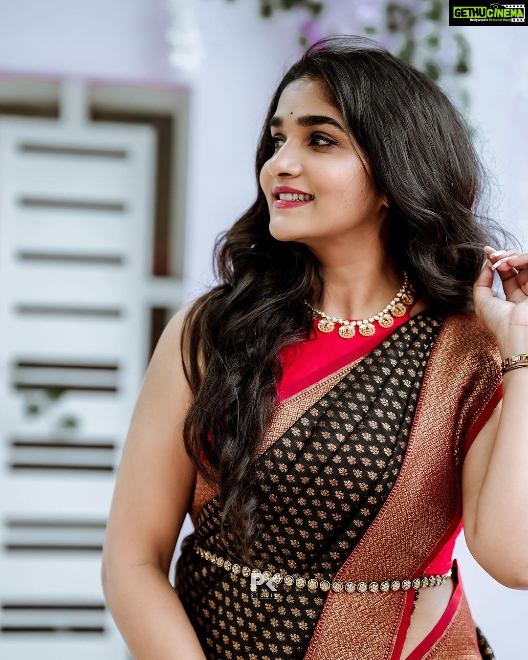 Divya Uruduga - 168.5K Likes - How we choose to see this world will decide our entire lives!!
💛🖤
📸: @pkstudiophotography @d_ee_kshi 🥳
#divyauruduga #divyau #du #D #arviyans #arviya