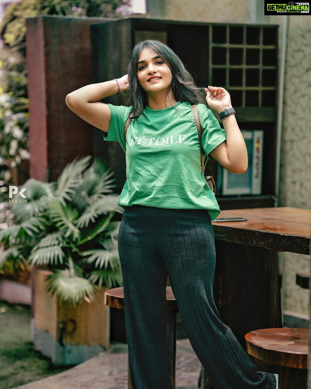 Divya Uruduga Instagram - Your clothes doesnโt have to shine when your smile can!โจ ๐๐ค ๐ธ: @pkstudiophotography ๐ #divyauruduga #divyau #du #D #uruduga #DU #DUvians #thirthahalli #d #shivamoga #kpdu #arviya #arviyans #arya #preetiirali #live #love #laugh #peace #positivity #๐งฟ