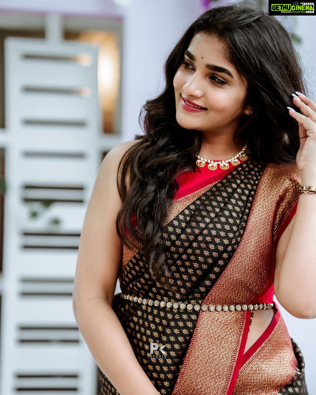 Divya Uruduga - 168.5K Likes - How we choose to see this world will decide our entire lives!!
💛🖤
📸: @pkstudiophotography @d_ee_kshi 🥳
#divyauruduga #divyau #du #D #arviyans #arviya