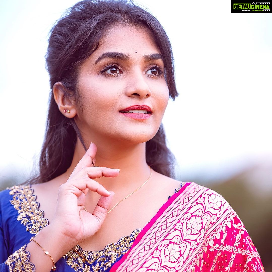 Divya Uruduga Instagram - ‘I think I will end up putting up an emoji’ was my last thought 🙊 What’s yours?! 📸: @raghavstudios 👗: @pixie_yard_couture_studio 🧡🖤 #divyauruduga #divyau #du #D #uruduga #DU #DUvians #thirthahalli #d #shivamoga #kpdu #arviya #arviyans #arya #preetiirali #live #love #laugh #peace #positivity #🧿