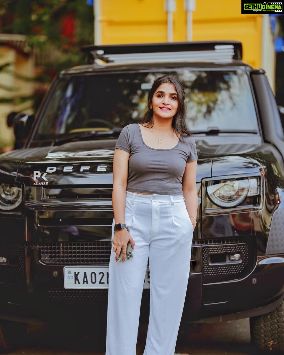 Divya Uruduga Instagram - Special mention to my phone and my pocket!! They are helping me generously to pose🤪 💛🖤 📸: @pkstudiophotography 😎 #divyauruduga #divyau #du #D #uruduga #DU #DUvians #thirthahalli #d #shivamoga #kpdu #arviya #arviyans #arya #preetiirali #live #love #laugh #peace #positivity #🧿