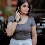 Divya Uruduga Instagram - Special mention to my phone and my pocket!! They are helping me generously to pose🤪 💛🖤 📸: @pkstudiophotography 😎 #divyauruduga #divyau #du #D #uruduga #DU #DUvians #thirthahalli #d #shivamoga #kpdu #arviya #arviyans #arya #preetiirali #live #love #laugh #peace #positivity #🧿