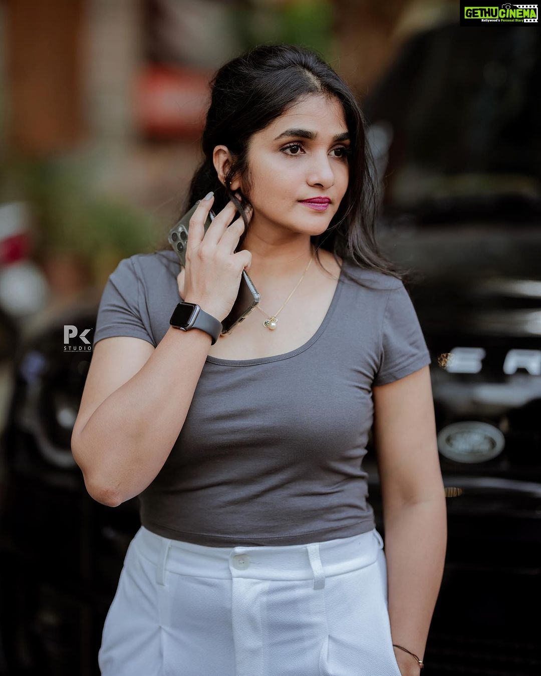 Divya Uruduga Instagram - Special mention to my phone and my pocket!! They are helping me generously to pose🤪 💛🖤 📸: @pkstudiophotography 😎 #divyauruduga #divyau #du #D #uruduga #DU #DUvians #thirthahalli #d #shivamoga #kpdu #arviya #arviyans #arya #preetiirali #live #love #laugh #peace #positivity #🧿