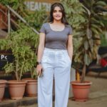 Divya Uruduga Instagram - Special mention to my phone and my pocket!! They are helping me generously to pose🤪 💛🖤 📸: @pkstudiophotography 😎 #divyauruduga #divyau #du #D #uruduga #DU #DUvians #thirthahalli #d #shivamoga #kpdu #arviya #arviyans #arya #preetiirali #live #love #laugh #peace #positivity #🧿