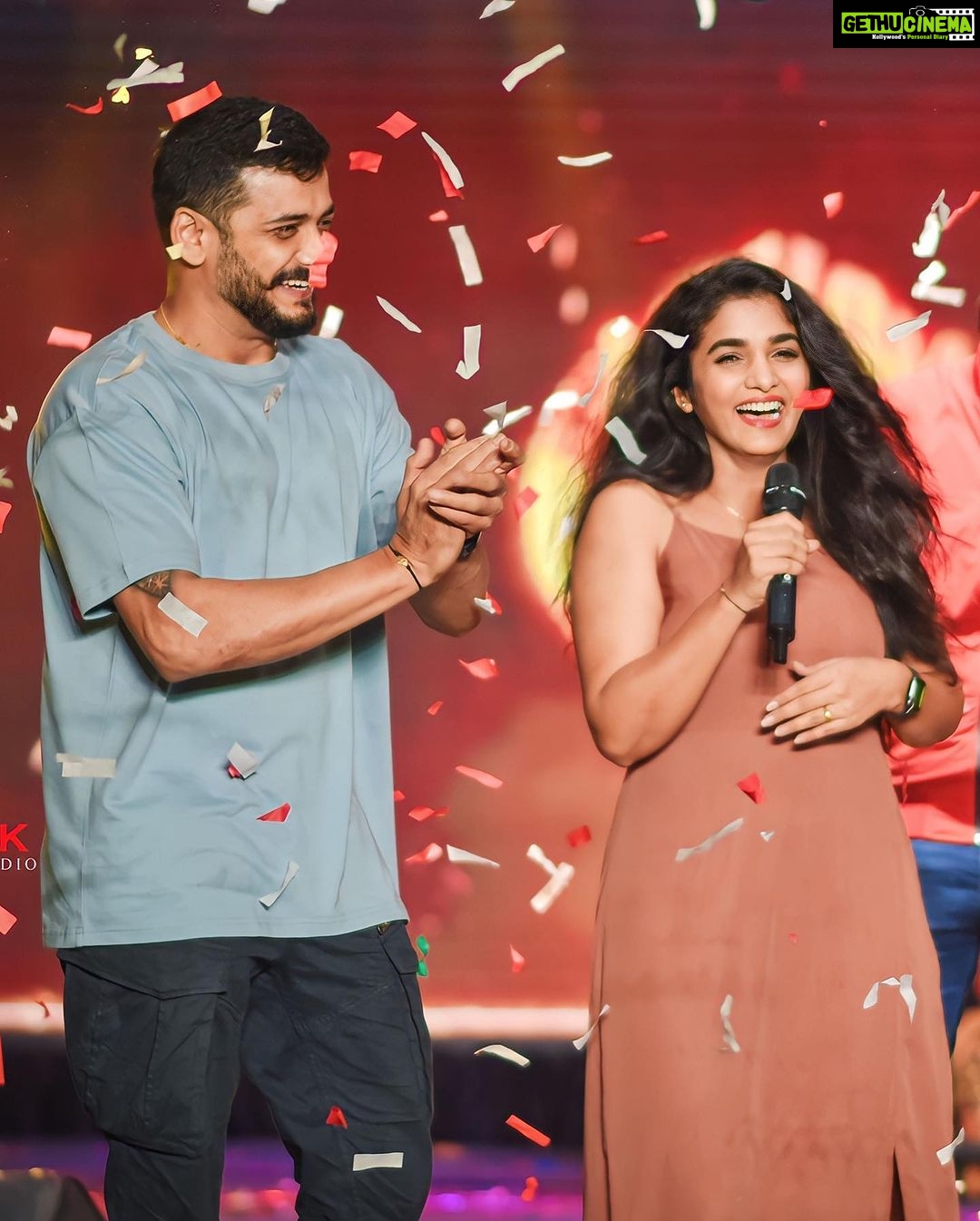 Divya Uruduga Instagram - Yesterday was all about Love, warmth, and Energy. 🥳💃🫶🏻 Thank you Mysore♥️🤗 📸: @nikhil_creationss NaveenGowda 💛🖤 #divyauruduga #divyau #du #D #uruduga #DU #DUvians #thirthahalli #d #shivamoga #kpdu #arviya #arviyans #arya #preetiirali #live #love #laugh #peace #positivity #🧿
