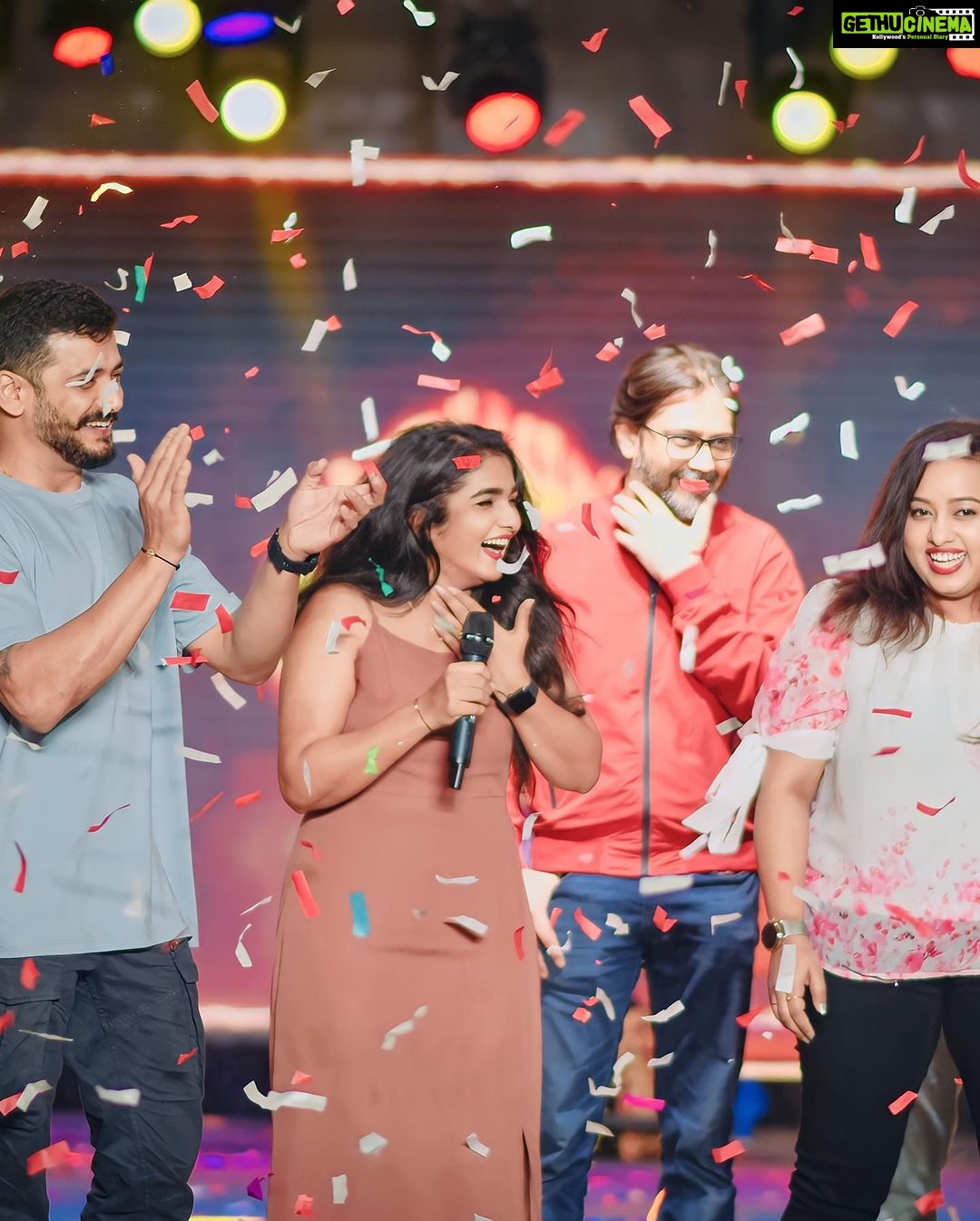 Divya Uruduga Instagram - Yesterday was all about Love, warmth, and Energy. 🥳💃🫶🏻 Thank you Mysore♥️🤗 📸: @nikhil_creationss NaveenGowda 💛🖤 #divyauruduga #divyau #du #D #uruduga #DU #DUvians #thirthahalli #d #shivamoga #kpdu #arviya #arviyans #arya #preetiirali #live #love #laugh #peace #positivity #🧿