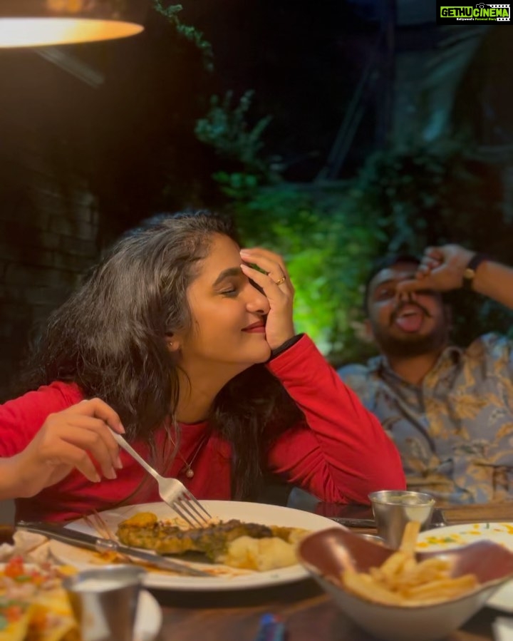 Divya Uruduga Instagram - Food, fun, friends kinda day!! π»π₯³πβ₯οΈπ½ @aravind_kp @shreyababu_official @mayurikyatari π ππ€ #divyauruduga #divyau #du #D #uruduga #DU #DUvians #thirthahalli #d #shivamoga #kpdu #arviya #arviyans #arya #preetiirali #live #love #laugh #peace #positivity #π§Ώ