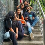 Divya Uruduga Instagram - And finally Suuuuu cuts her Long due Birthday cake😝🥳💃 My Amazing people @anupamagowda @amulya_gowdaa_official @neharamakrishna @rakesh_freespirit Ps: soupified!! Please appreciate @rakesh_freespirit ‘s contribution in spilling a bowl full of soup on my pant and shoes! 🙄👏👏 💛🖤 #divyauruduga #divyau #du #D #uruduga #DU #DUvians #thirthahalli #d #shivamoga #kpdu #arviya #arviyans #arya #preetiirali #live #love #laugh #peace #positivity #🧿