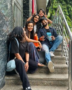 Divya Uruduga Instagram - And finally Suuuuu cuts her Long due Birthday cake😝🥳💃
My Amazing people @anupamagowda @amulya_gowdaa_official @neharamakrishna @rakesh_freespirit 

Ps:  soupified!! Please appreciate @rakesh_freespirit ‘s contribution in spilling a bowl full of soup on my pant and shoes! 🙄👏👏

💛🖤

#divyauruduga #divyau #du #D #uruduga #DU  #DUvians  #thirthahalli #d #shivamoga #kpdu  #arviya #arviyans #arya #preetiirali #live #love #laugh  #peace #positivity #🧿