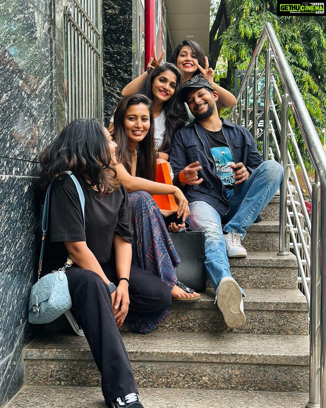 Divya Uruduga - 223.8K Likes - And finally Suuuuu cuts her Long due Birthday cake😝🥳💃
My Amazing people @anupamagowda @amulya_gowdaa_official @neharamakrishna @rakesh_freespirit
Ps: soupified!! Please appreciate @rakesh_freespirit ‘s contribution in spilling a bowl full of soup on my pant and shoes! 🙄👏👏
💛🖤
#divyauruduga #divyau #du #D #uruduga #DU #DUvians #thirthahalli #d #shivamoga #kpdu #arviya #arviyans #arya #preetiirali #live #love #laugh #peace #positivity #🧿