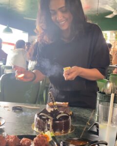 Divya Uruduga Instagram - And finally Suuuuu cuts her Long due Birthday cake😝🥳💃
My Amazing people @anupamagowda @amulya_gowdaa_official @neharamakrishna @rakesh_freespirit 

Ps:  soupified!! Please appreciate @rakesh_freespirit ‘s contribution in spilling a bowl full of soup on my pant and shoes! 🙄👏👏

💛🖤

#divyauruduga #divyau #du #D #uruduga #DU  #DUvians  #thirthahalli #d #shivamoga #kpdu  #arviya #arviyans #arya #preetiirali #live #love #laugh  #peace #positivity #🧿