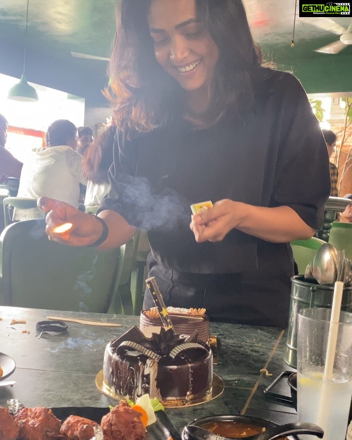 Divya Uruduga - 223.8K Likes - And finally Suuuuu cuts her Long due Birthday cake😝🥳💃
My Amazing people @anupamagowda @amulya_gowdaa_official @neharamakrishna @rakesh_freespirit
Ps: soupified!! Please appreciate @rakesh_freespirit ‘s contribution in spilling a bowl full of soup on my pant and shoes! 🙄👏👏
💛🖤
#divyauruduga #divyau #du #D #uruduga #DU #DUvians #thirthahalli #d #shivamoga #kpdu #arviya #arviyans #arya #preetiirali #live #love #laugh #peace #positivity #🧿