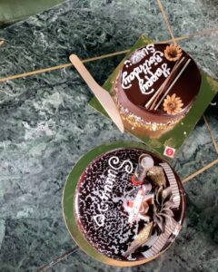 Divya Uruduga Instagram - And finally Suuuuu cuts her Long due Birthday cake😝🥳💃
My Amazing people @anupamagowda @amulya_gowdaa_official @neharamakrishna @rakesh_freespirit 

Ps:  soupified!! Please appreciate @rakesh_freespirit ‘s contribution in spilling a bowl full of soup on my pant and shoes! 🙄👏👏

💛🖤

#divyauruduga #divyau #du #D #uruduga #DU  #DUvians  #thirthahalli #d #shivamoga #kpdu  #arviya #arviyans #arya #preetiirali #live #love #laugh  #peace #positivity #🧿