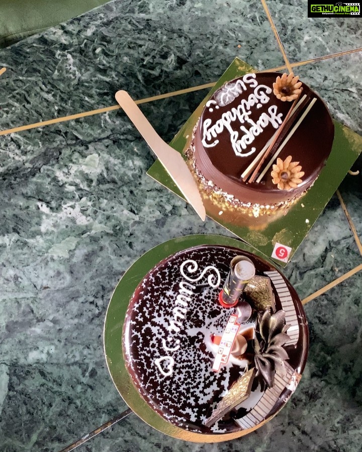 Divya Uruduga - 223.8K Likes - And finally Suuuuu cuts her Long due Birthday cake😝🥳💃
My Amazing people @anupamagowda @amulya_gowdaa_official @neharamakrishna @rakesh_freespirit
Ps: soupified!! Please appreciate @rakesh_freespirit ‘s contribution in spilling a bowl full of soup on my pant and shoes! 🙄👏👏
💛🖤
#divyauruduga #divyau #du #D #uruduga #DU #DUvians #thirthahalli #d #shivamoga #kpdu #arviya #arviyans #arya #preetiirali #live #love #laugh #peace #positivity #🧿